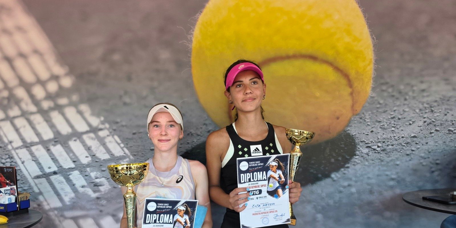 Ajna Kahrimanović i Matea Čiča sa peharima i diplomama Prvenstva Republike Srpske U16