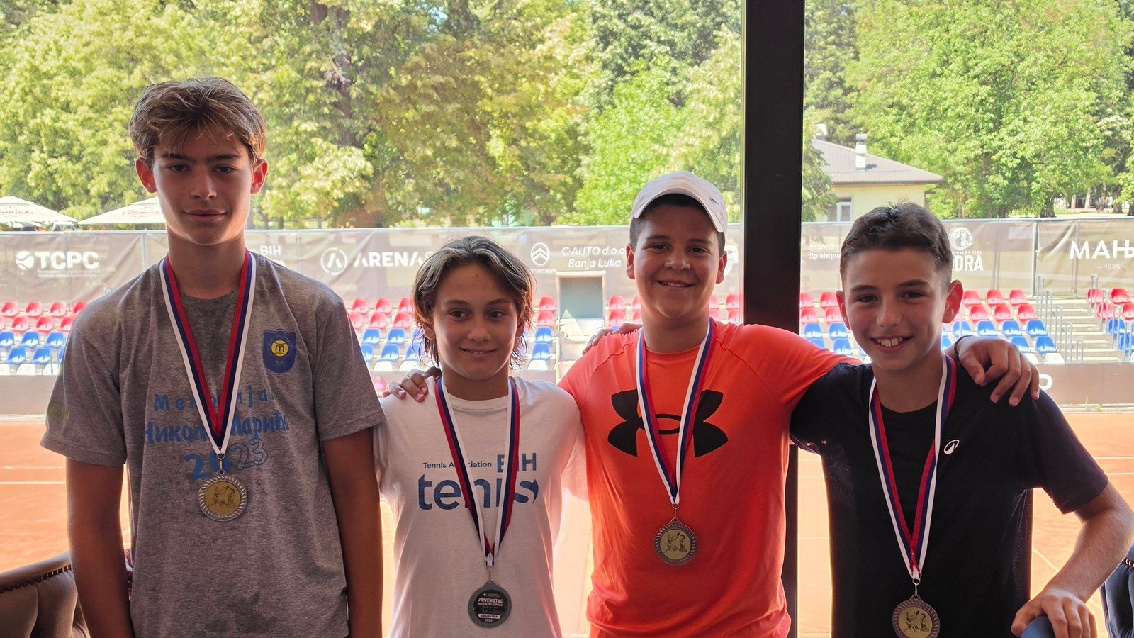 Mladi teniseri sa medaljama u Nacionalnom teniskom centru TSRS