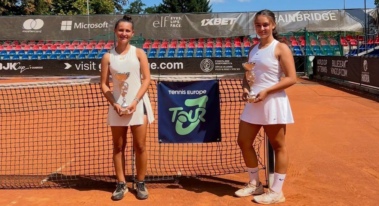 Sara Tripic i Andjela Scopulovic sa trofejima ELIT OPEN 14 u Banjoj Luci