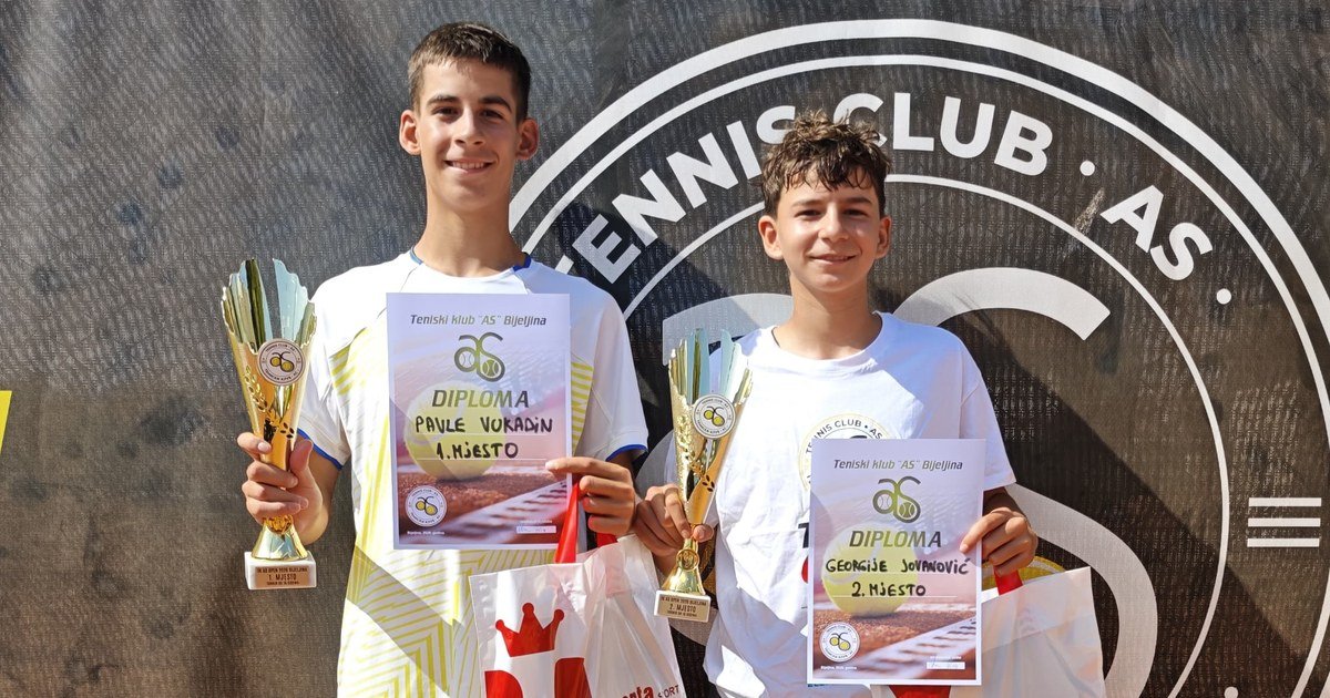Pavle Vukadin i Georgije Jovanovic sa trofejima na turniru TK AS Bijeljina