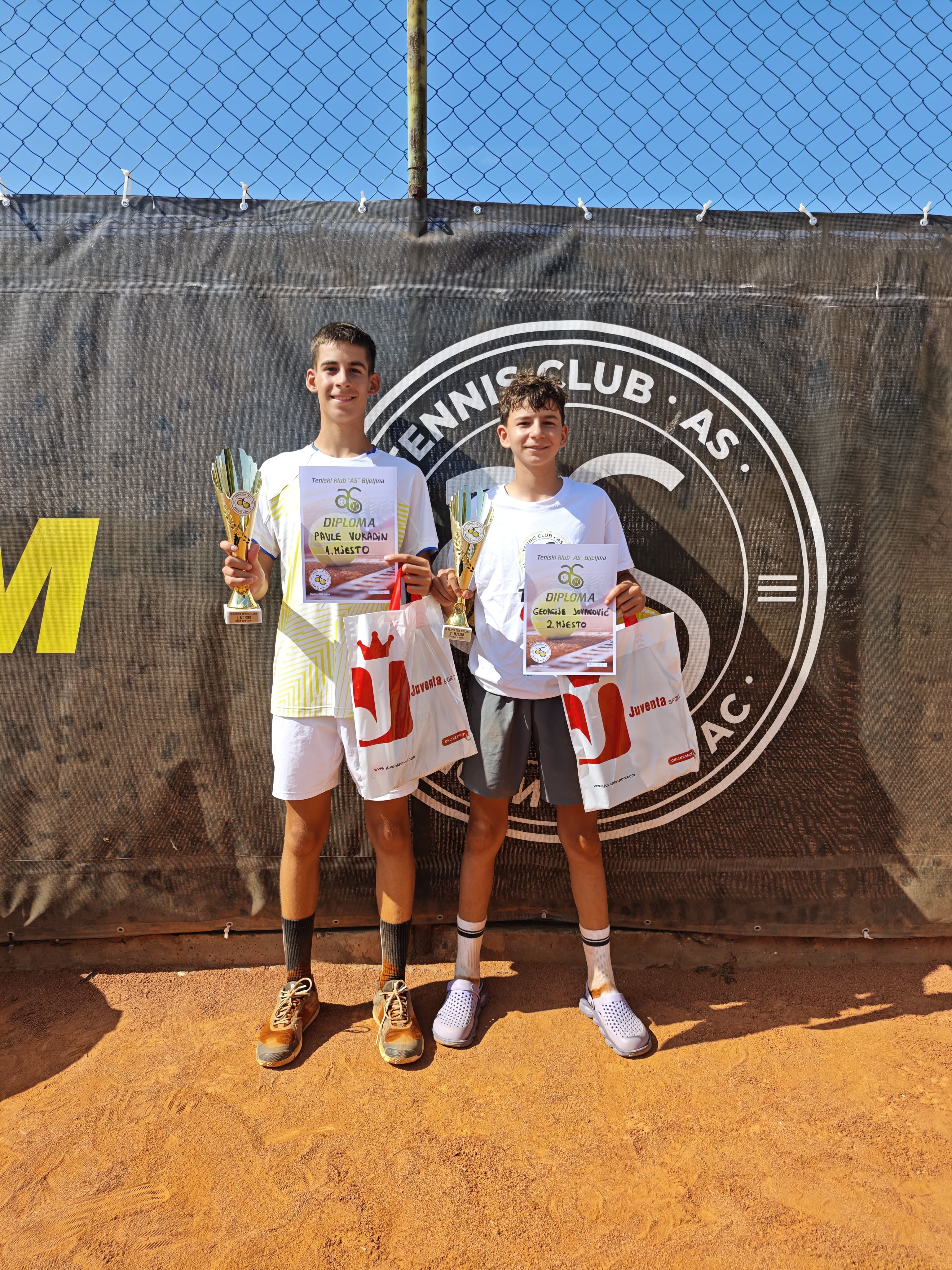 Pavle Vukadin i Georgije Jovanovic sa trofejima