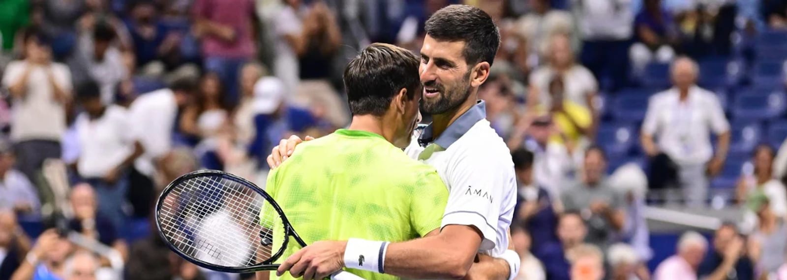 Novak Djokovic i Mariano Navone na mrezi poslije meca prvog kola US Opena
