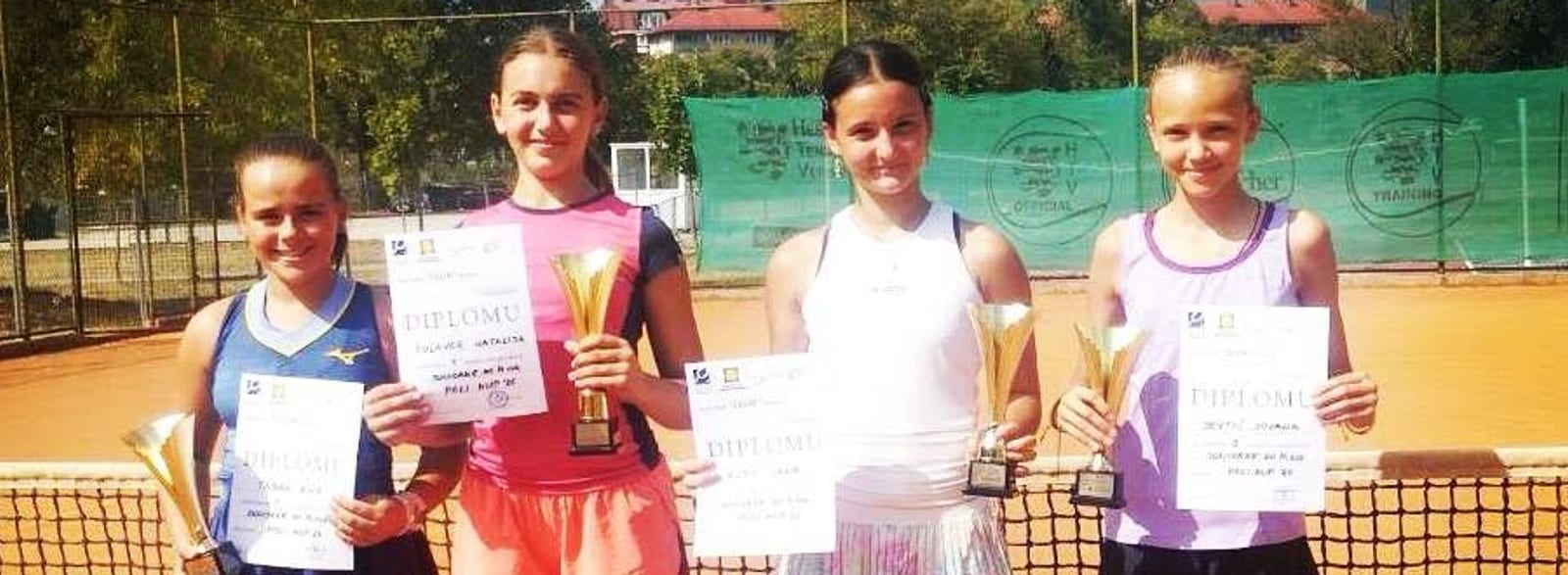 Najbolje cetiri teniserke Poli kupa u Zenici sa peharima i diplomama