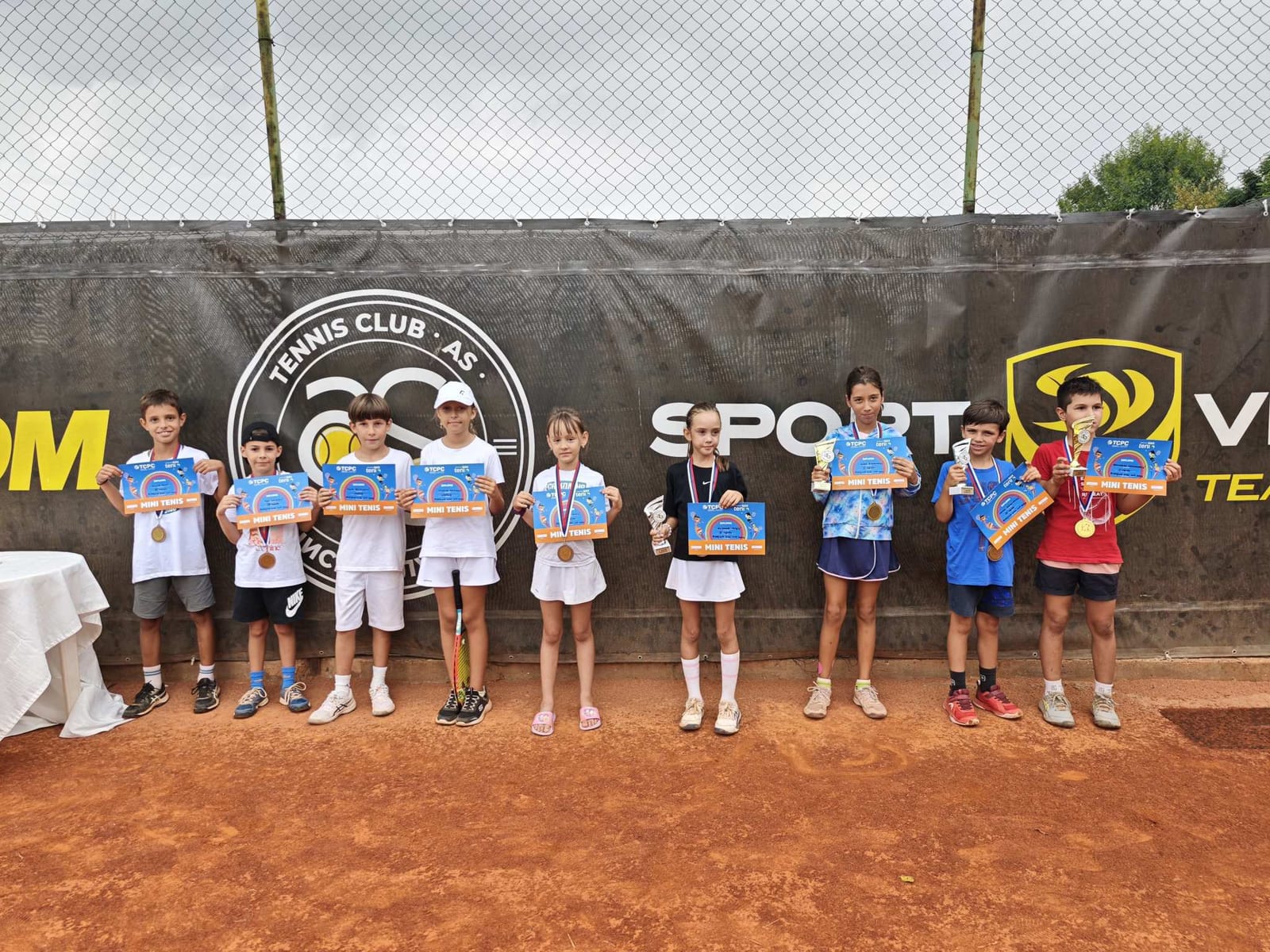 Ucesnici Bijeljina Kids Cup 2026 sa diplomama na terenima TK AS Bijeljina