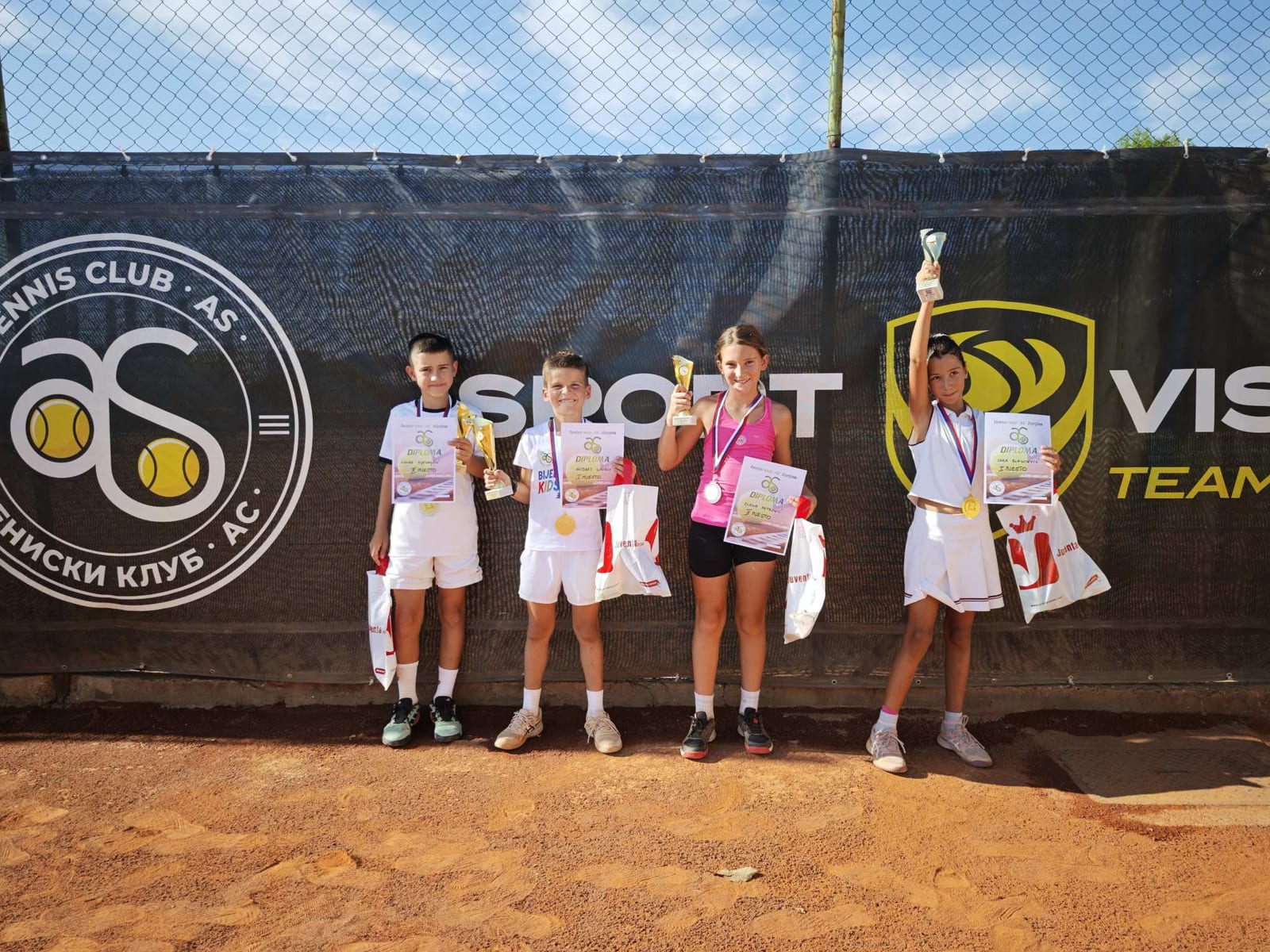 Pobjednici zelenog nivoa Bijeljina Kids Cup 2026 sa peharima i diplomama