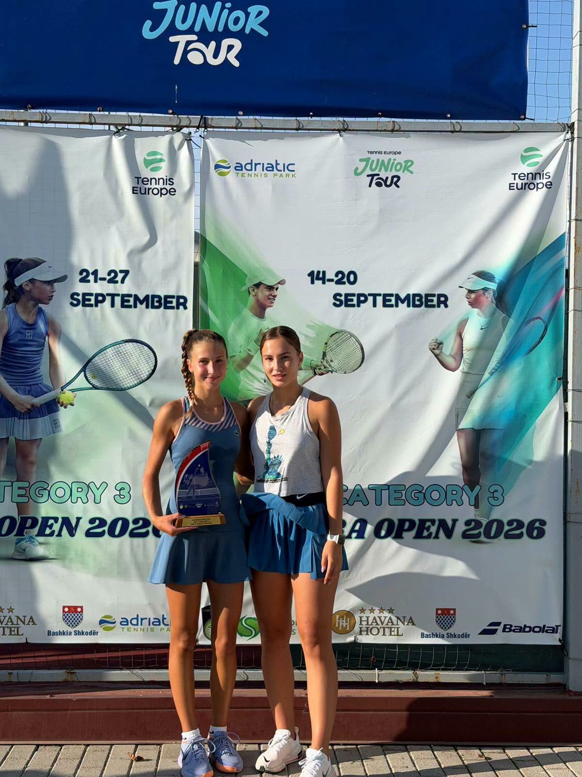 Amajla Kadric sa trofejem ispred panoa turnira Shkodra Open 2026
