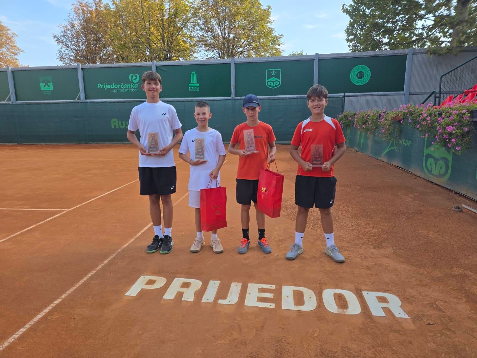 Najbolji juniori Prvenstva Republike Srpske do 12 godina sa trofejima na terenu u Prijedoru