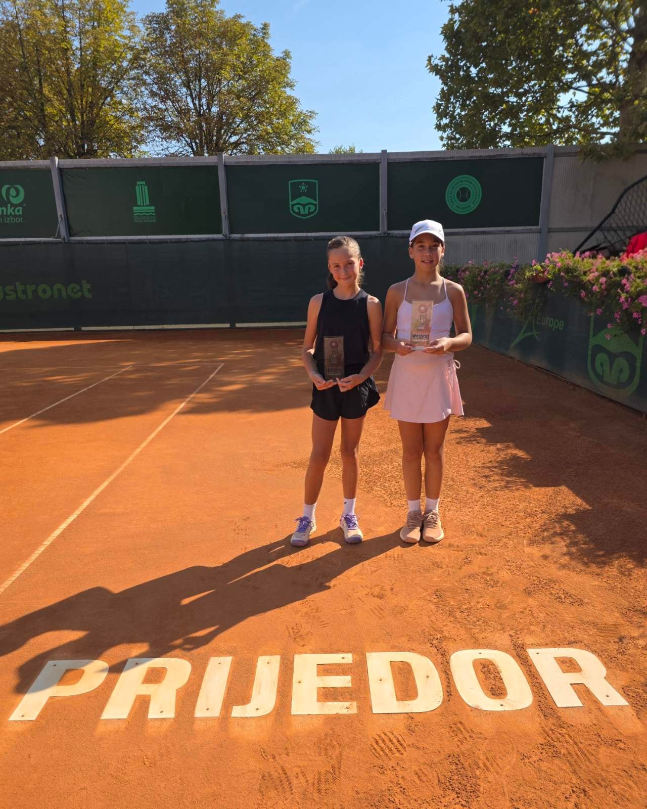 Najbolje juniorke Prvenstva Republike Srpske do 12 godina u Prijedoru sa trofejima