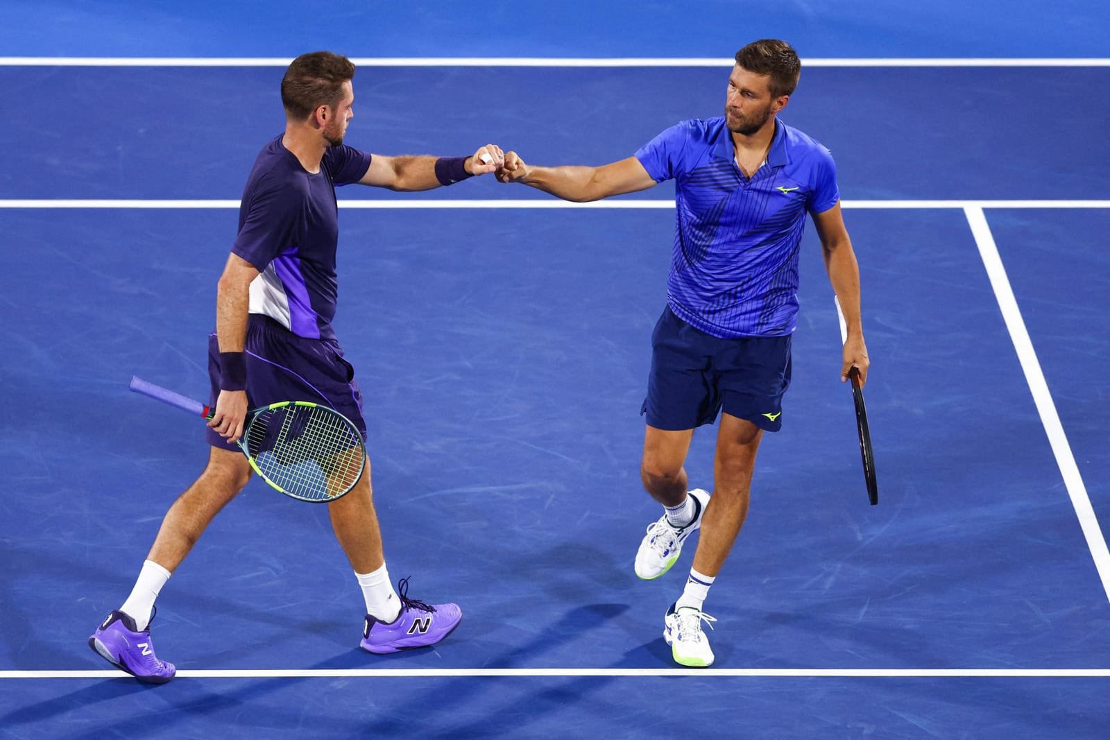 Austin Krajicek i Nikola Mektić (desno) pozdravljaju se tokom meča