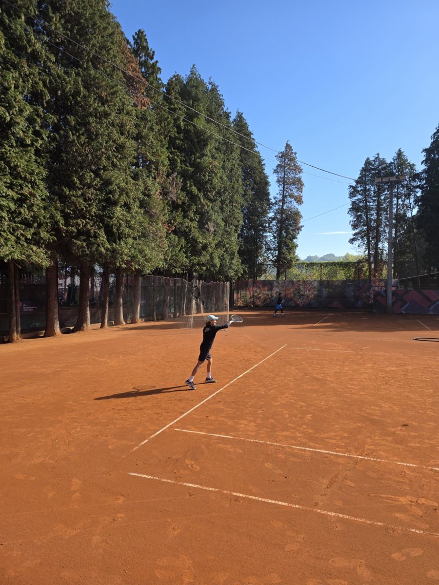 Junior servira na terenu TK Doboj tokom BH Tenis Mastersa