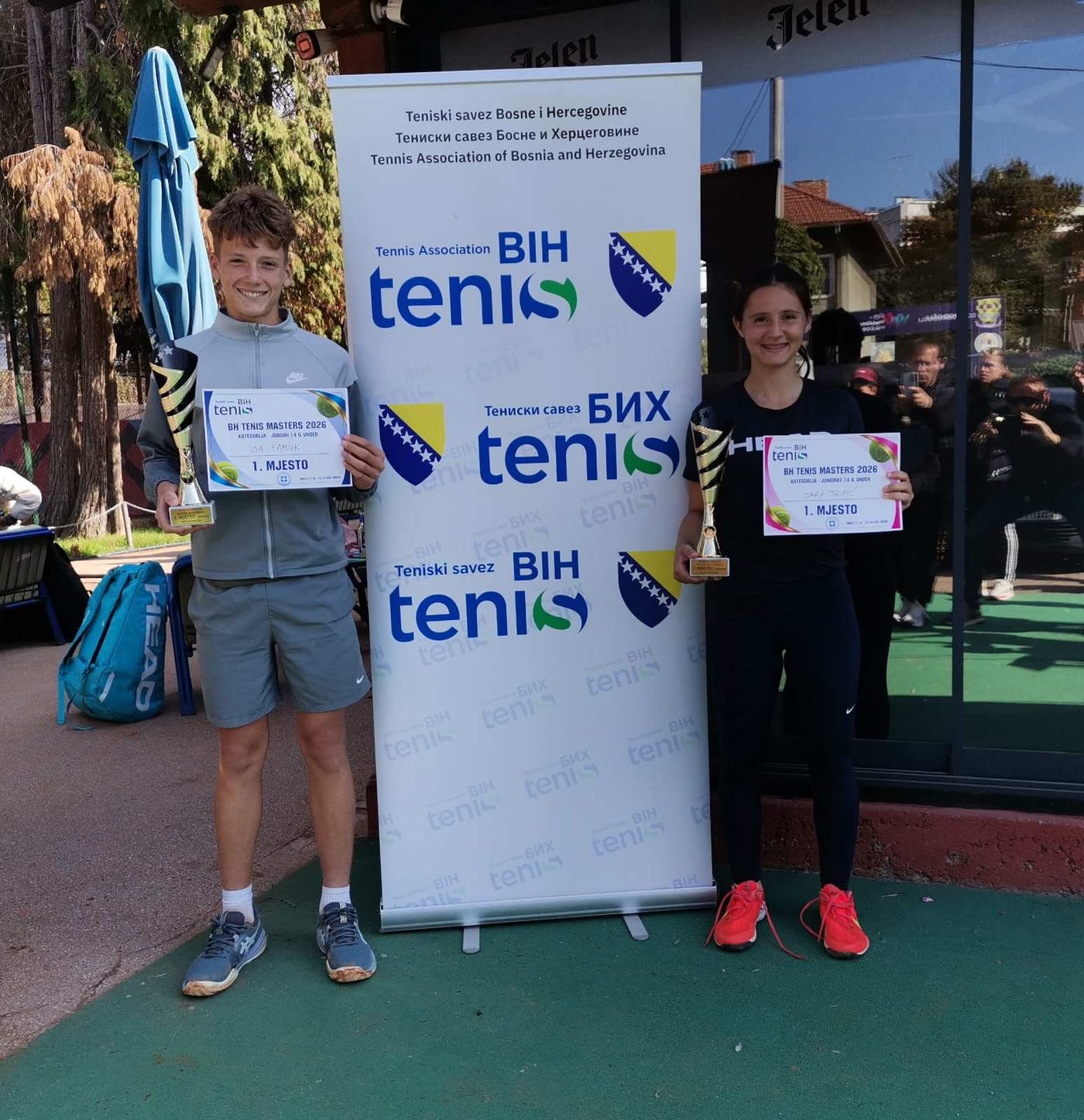 Isa Pamuk i Sara Tripic, sampioni BH Tenis Mastersa 2026 do 14 godina, sa peharima u TK Doboj