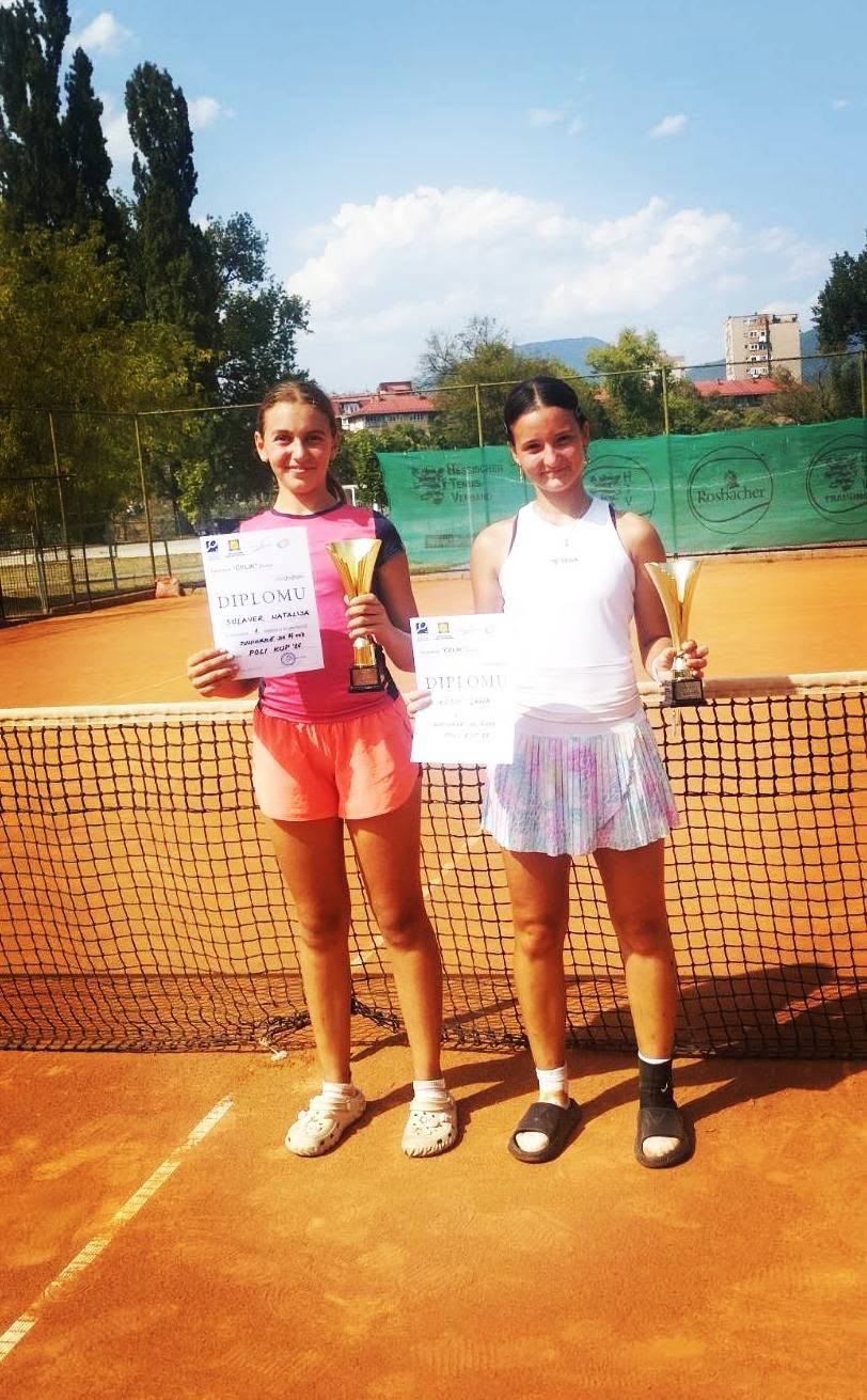 Natalija Sulaver i Lana Kosic sa peharima poslije finala Poli kupa u Zenici