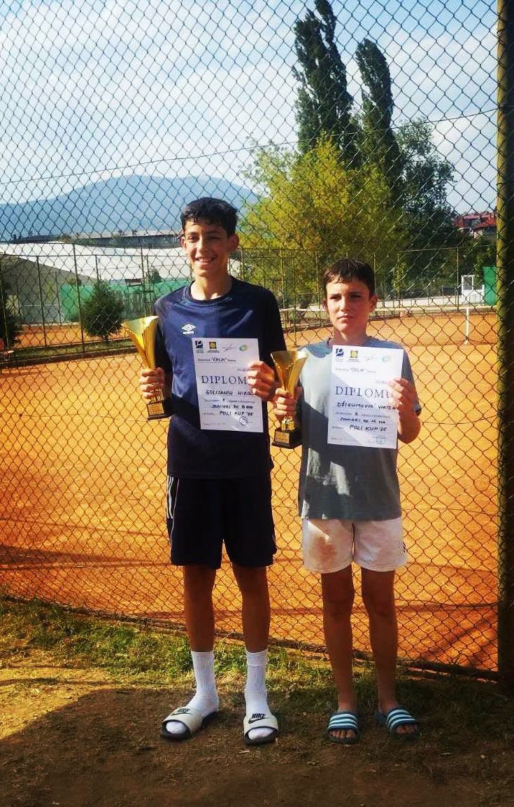 Nikola Golijanin i Viktor Dzigumovic sa peharima i diplomama Poli kupa u Zenici